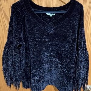 Blue v-neck sweater with bell fringed sleeves